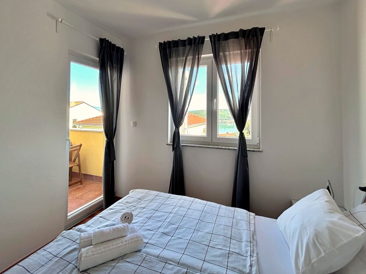 Apartment Two bedroom apartment with balcony and sea view Čižići, Krk A-22046-b