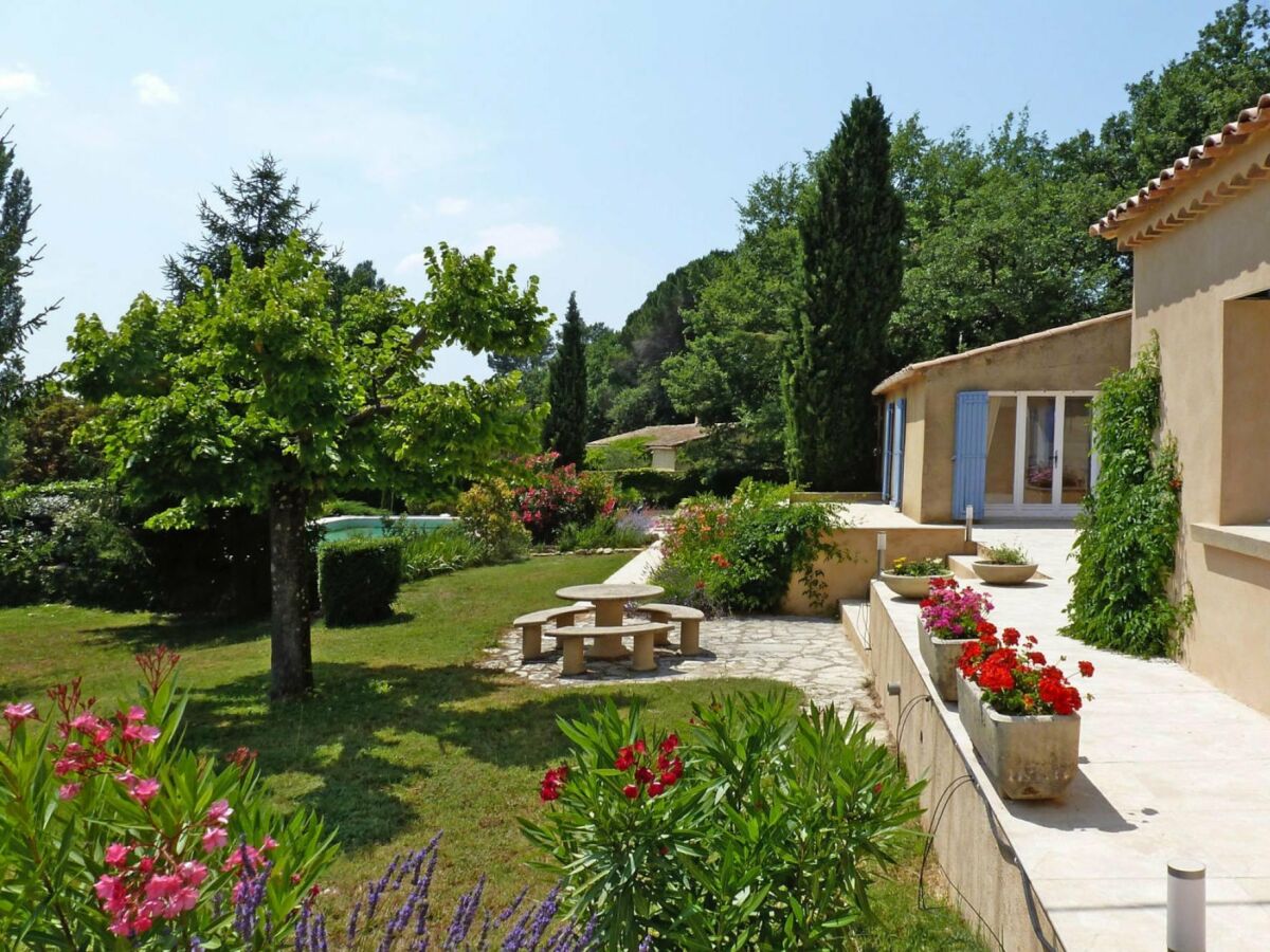 Holiday house holiday home in Puyméras with garden - Outdoor photo 2