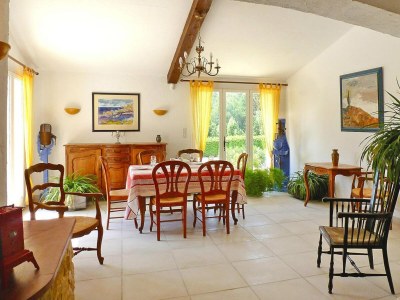 Holiday house holiday home in Puyméras with garden - Features photo 9