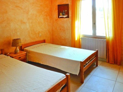 Holiday house holiday home in Puyméras with garden - Features photo 13