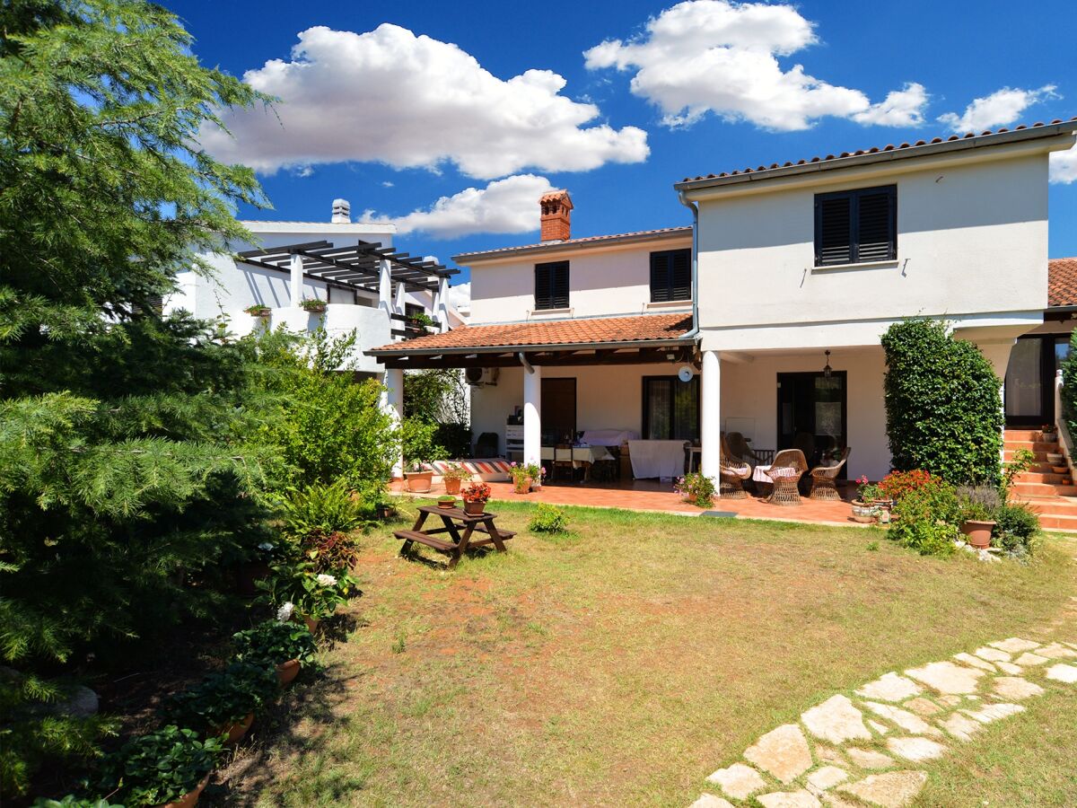 Apartment Three bedroom apartment with terrace Banjole, Pula A-20675-a - Outdoor photo 2