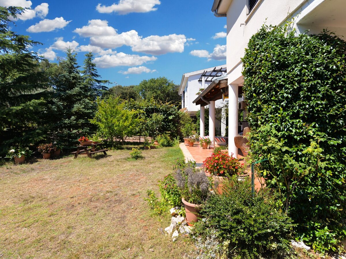 Apartment Three bedroom apartment with terrace Banjole, Pula A-20675-a - Outdoor photo 5