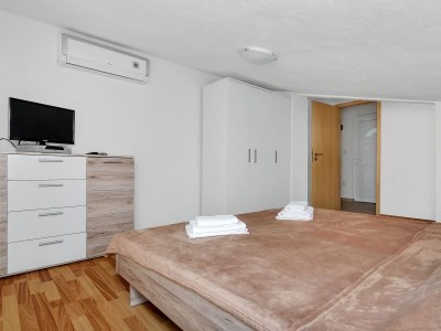 Apartment Two bedroom apartment near beach Cove Pokrivenik, Hvar A-5231-c - Outdoor photo 15