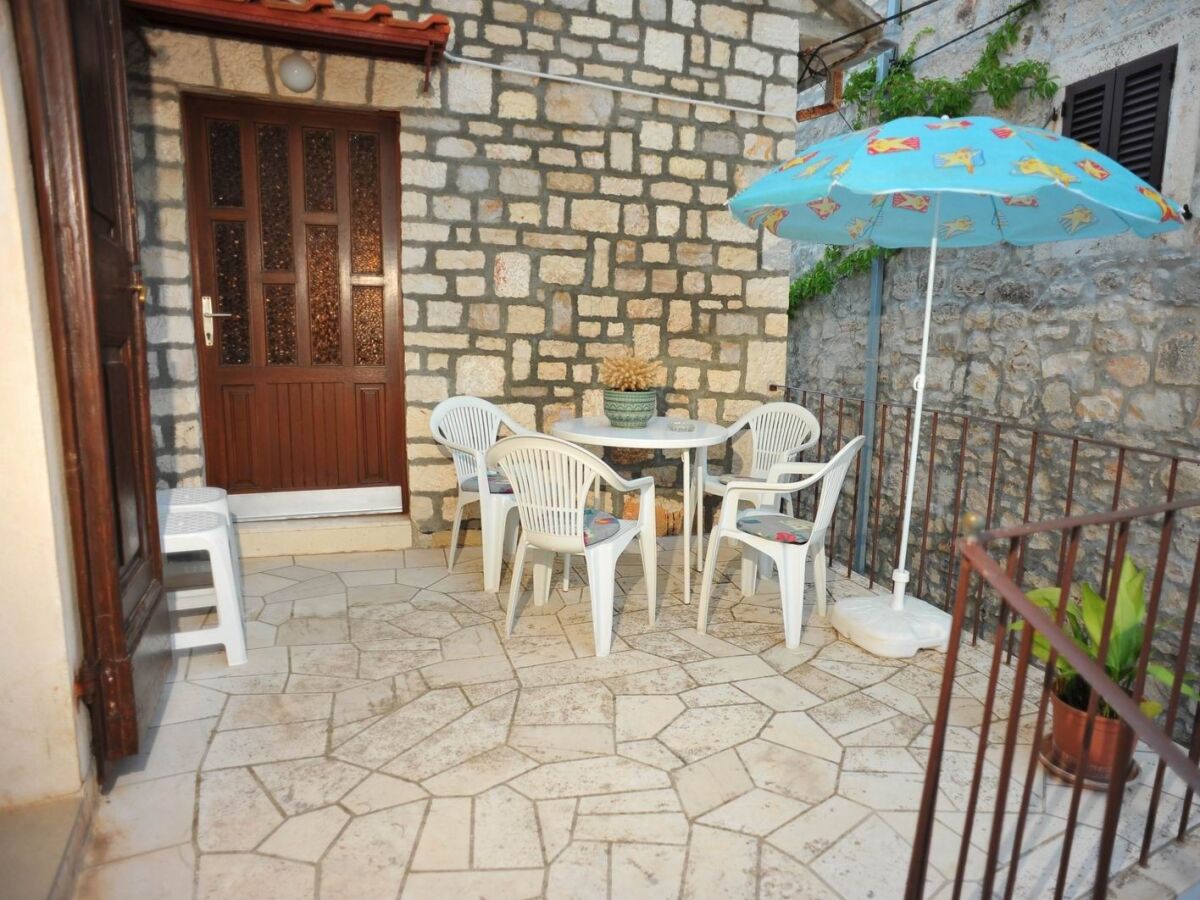 Apartment Three bedroom apartment near beach Sutivan, Brač A-22771-b