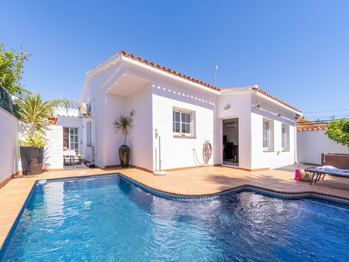 Holiday house Villa in Empuriabrava with Private Pool