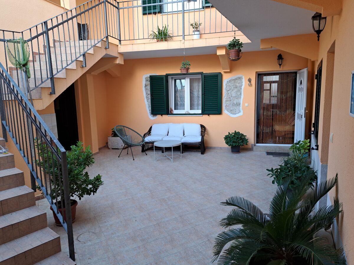 Apartment One bedroom apartment with terrace Kukljica, Ugljan A-8209-c