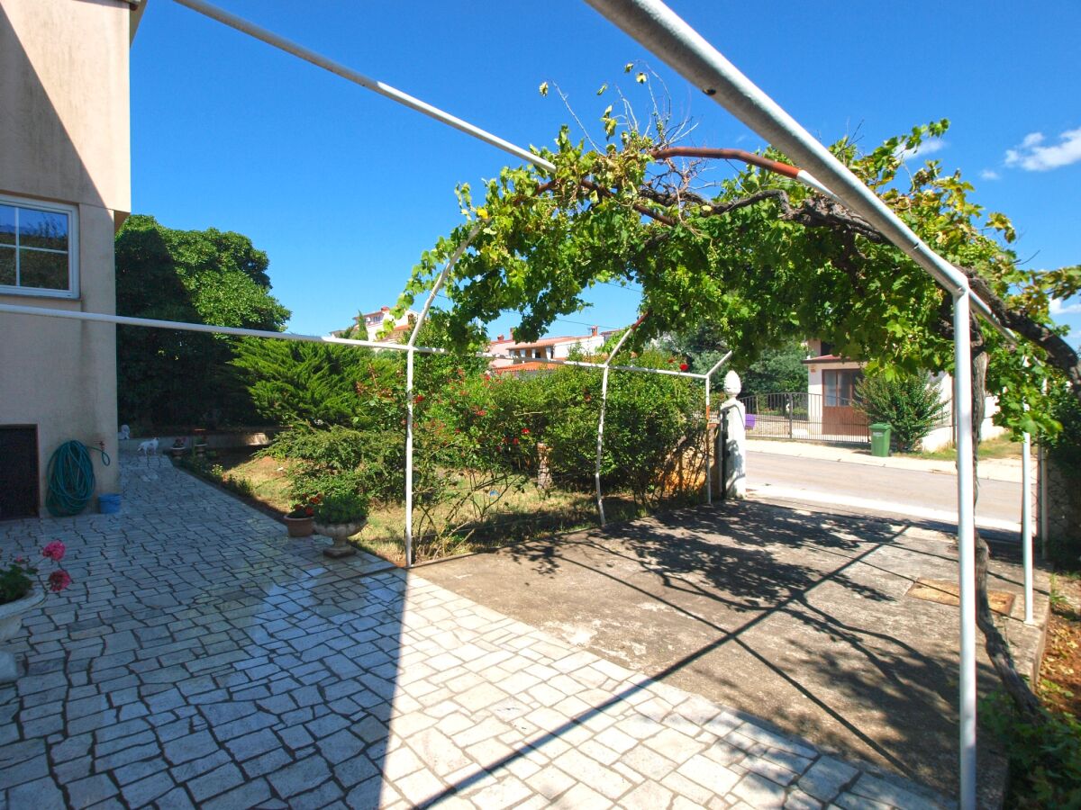 Apartment Two bedroom apartment with terrace Banjole, Pula A-20813-a - Outdoor photo 4