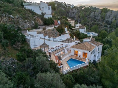 Holiday house Beautiful villa with pool and stunning view - Outdoor photo 6