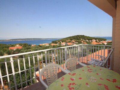 Apartment Two bedroom apartment with terrace and sea view Kukljica, Ugljan A-8237-a in Kukljica - Apartment
