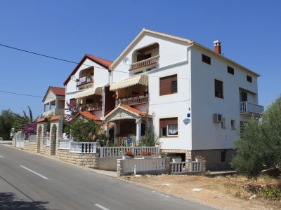 Apartment Two bedroom apartment with terrace and sea view Kukljica, Ugljan A-8237-a - Outdoor photo 3