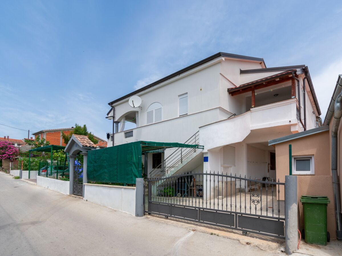 Apartment Two bedroom apartment with terrace Pakoštane, Biograd A-19889-a - Outdoor photo 2