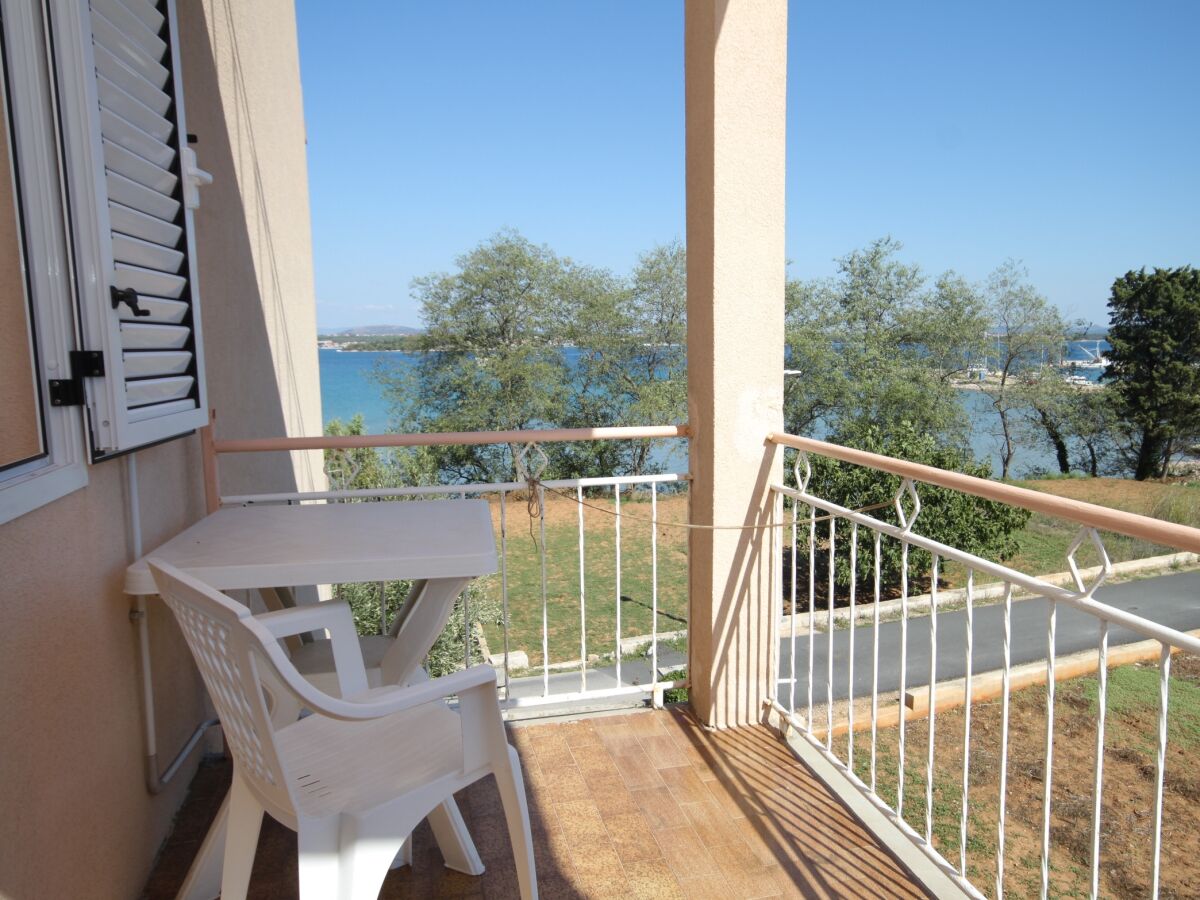 Holiday room near beach Tkon, Pašman S-8377-d