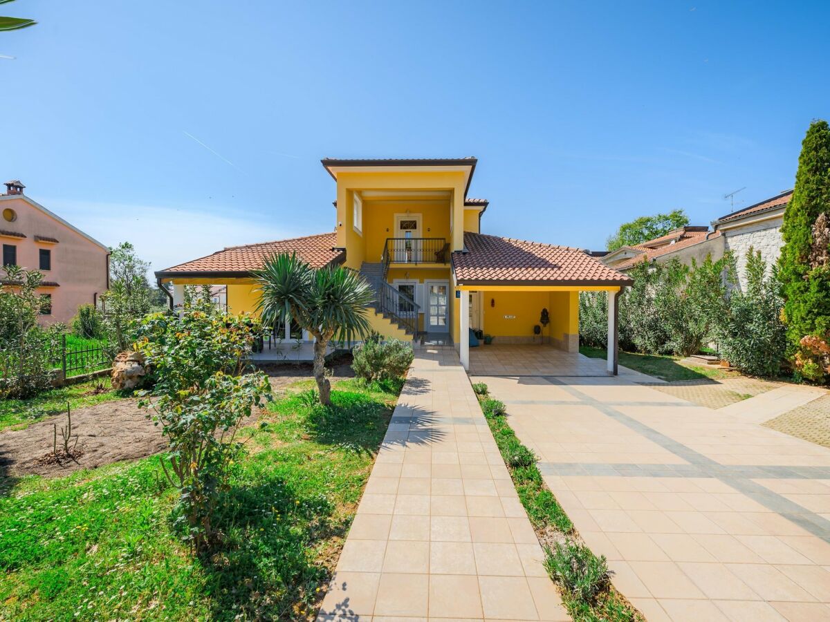 Apartment Attractive apartment with garden