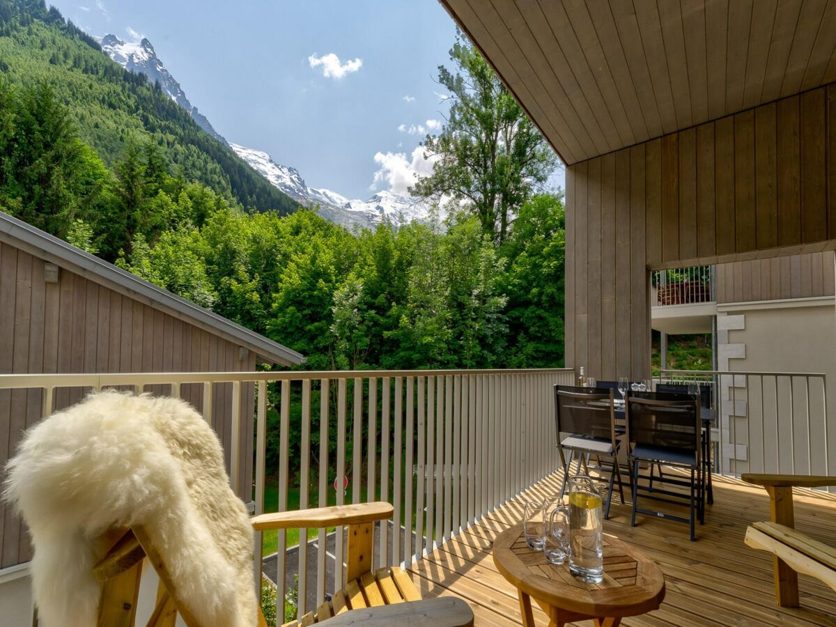 Apartment Cozy Chamonix Base with Scenic Balcony - Outdoor photo 3