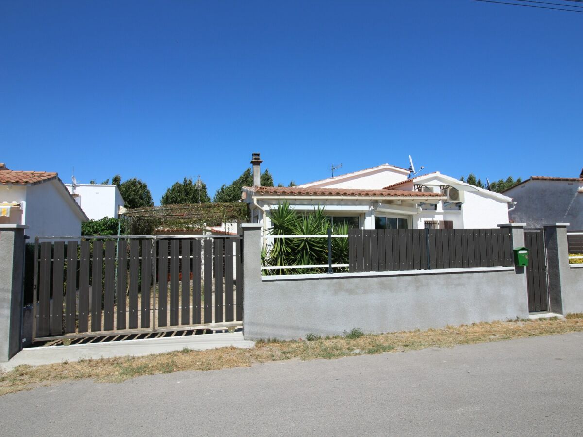 Villa House in Empuriabrava near the Beach - Outdoor photo 2