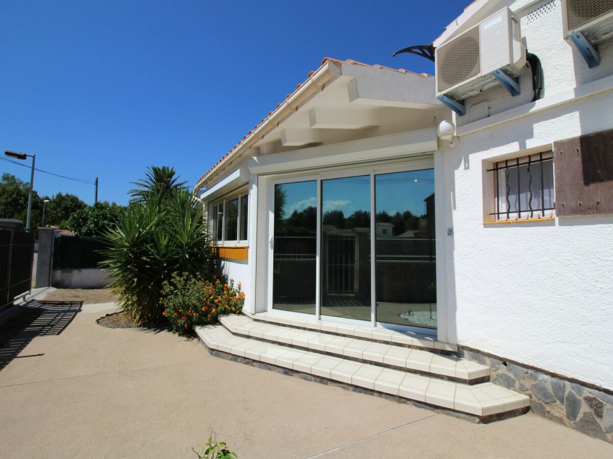 Villa House in Empuriabrava near the Beach - Outdoor photo 3