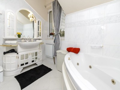 Villa Villa Piano - Four Bedroom Villa with Terrace and Swimming Pool - Features photo 31