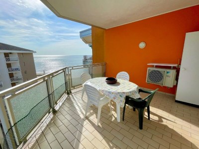 Apartment 5-Person Stay by the Beach - Outdoor photo 2