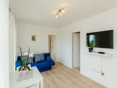 Apartment Color Apartments - Standard One-Bedroom Apartment with Terrace and Partial Sea View (Red) - Features photo 8