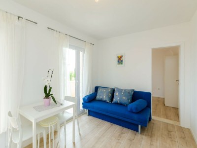 Apartment Color Apartments - Standard One-Bedroom Apartment with Terrace and Partial Sea View (Red) - Features photo 9
