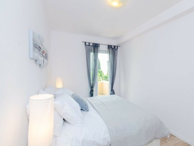 Apartment Color Apartments - Standard One-Bedroom Apartment with Terrace and Partial Sea View (Red) - Features photo 10