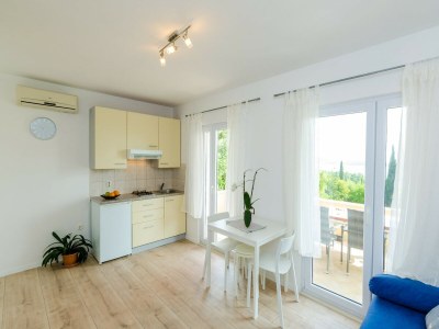 Apartment Color Apartments - Standard One-Bedroom Apartment with Terrace and Partial Sea View (Red) - Features photo 13
