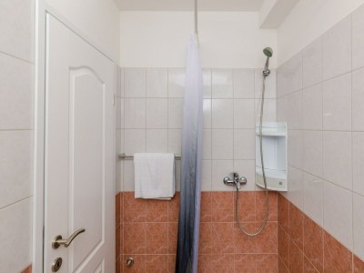 Apartment Color Apartments - Standard One-Bedroom Apartment with Terrace and Partial Sea View (Red) - Features photo 20