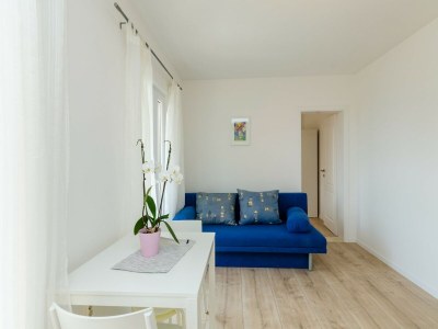 Apartment Color Apartments - Standard One-Bedroom Apartment with Terrace and Partial Sea View (Red) - Features photo 21
