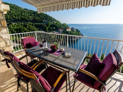 Apartment Indy's Beach Apartments -Two Bedroom Apartment with Balcony and Sea View in Zaton near Dubrovnik - Apartment