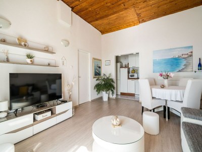 Apartment Indy's Beach Apartments -Two Bedroom Apartment with Balcony and Sea View - Features photo 8