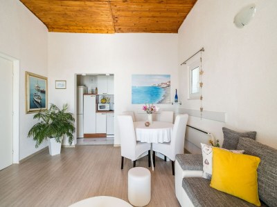 Apartment Indy's Beach Apartments -Two Bedroom Apartment with Balcony and Sea View - Features photo 9