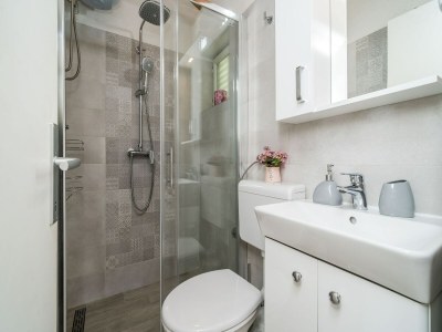 Apartment Indy's Beach Apartments -Two Bedroom Apartment with Balcony and Sea View - Features photo 15