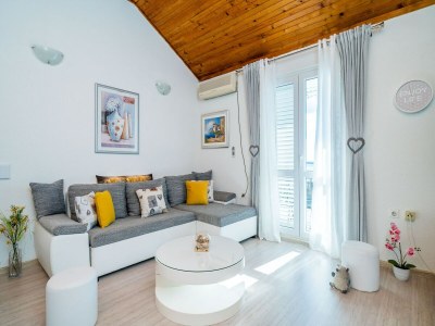 Apartment Indy's Beach Apartments -Two Bedroom Apartment with Balcony and Sea View - Features photo 18