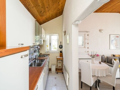 Apartment Indy's Beach Apartments -Two Bedroom Apartment with Balcony and Sea View - Features photo 19