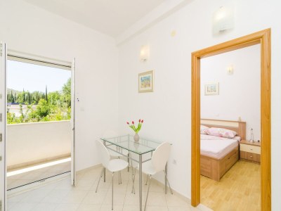 Apartment Apartments & Rooms Barišić - Studio Apartment with Balcony and Garden View (First Floor)-APT 9 - Features photo 9