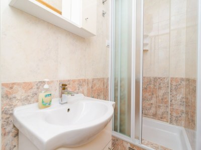 Apartment Apartments & Rooms Barišić - Studio Apartment with Balcony and Garden View (First Floor)-APT 9 - Features photo 10