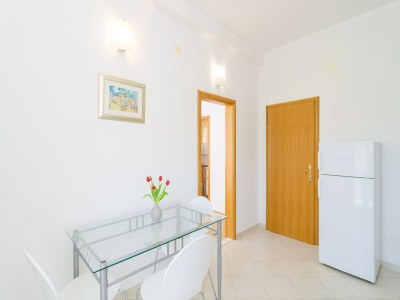 Apartment Apartments & Rooms Barišić - Studio Apartment with Balcony and Garden View (First Floor)-APT 9 - Features photo 12