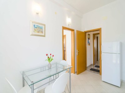 Apartment Apartments & Rooms Barišić - Studio Apartment with Balcony and Garden View (First Floor)-APT 9 - Features photo 13