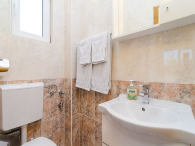 Apartment Apartments & Rooms Barišić - Studio Apartment with Balcony and Garden View (First Floor)-APT 9 - Features photo 16