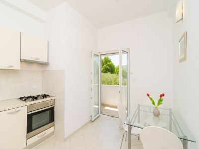 Apartment Apartments & Rooms Barišić - Studio Apartment with Balcony and Garden View (First Floor)-APT 9 - Features photo 17