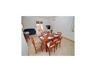 Apartment Apartment with terrace and garden - Features photo 8