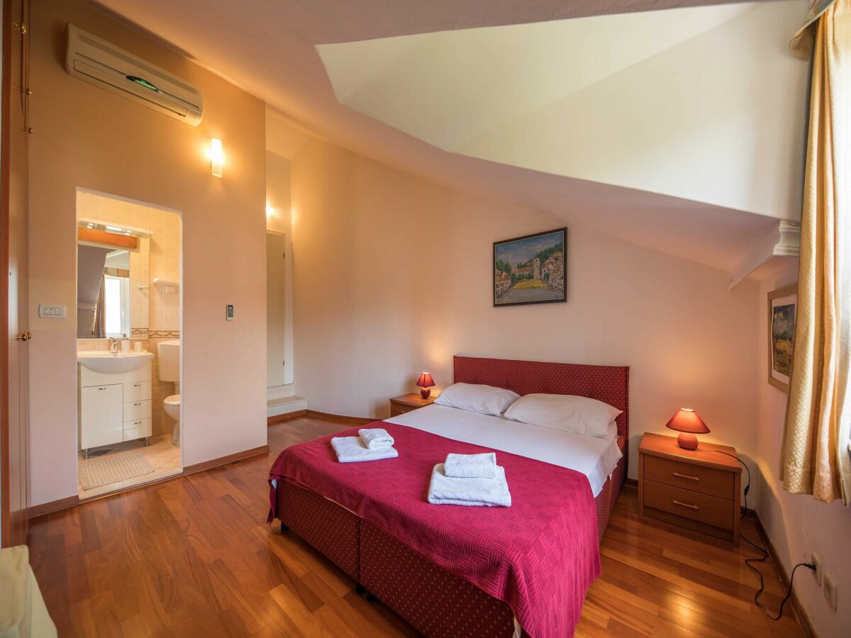 Holiday house 5 bedroom holiday home with balcony - Features photo 4