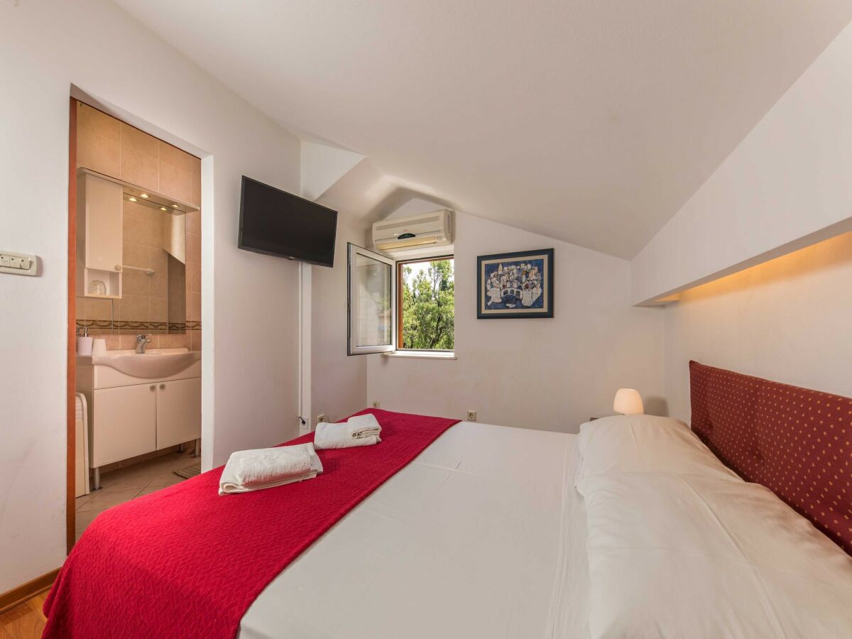 Holiday house 5 bedroom holiday home with balcony - Features photo 5