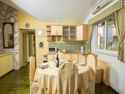 Holiday house 5 bedroom holiday home with balcony - Features photo 2