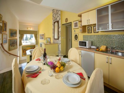 Holiday house 5 bedroom holiday home with balcony - Features photo 3