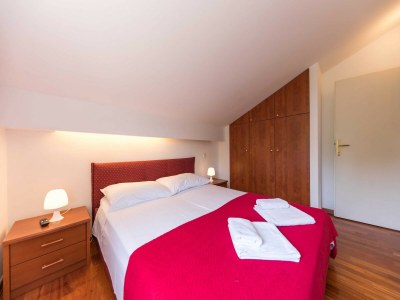 Holiday house 5 bedroom holiday home with balcony - Features photo 6