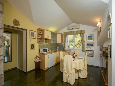 Holiday house 5 bedroom holiday home with balcony - Features photo 8