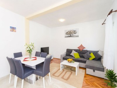 Villa Villa Dalmatian Gem - Two-Bedroom Villa with Terrace and Swimming Pool - Features photo 17