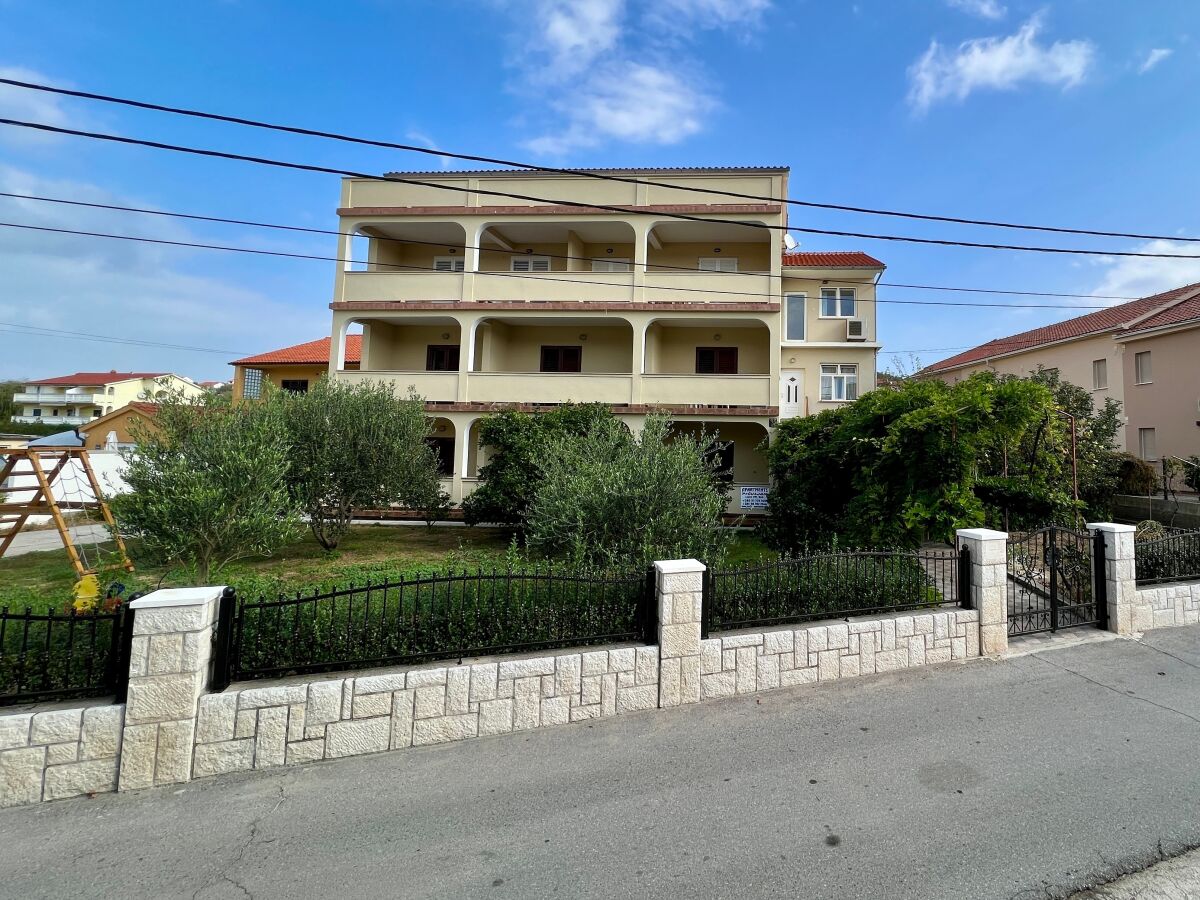 Apartment Three bedroom apartment with terrace Lopar, Rab A-20644-d - Outdoor photo 4