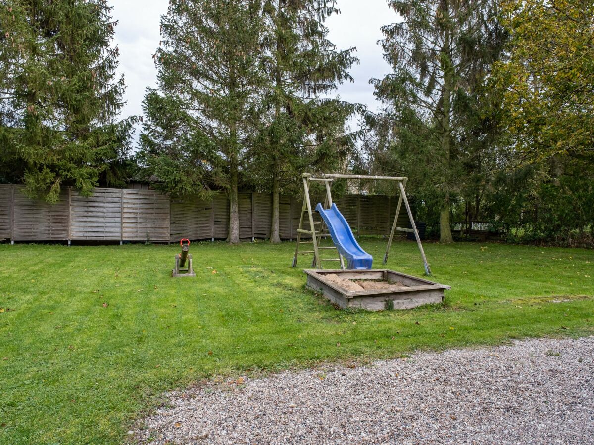 Apartment Attic Apartment with Garden Access - Outdoor photo 3